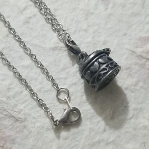 Necklace with charm, magnet opening heart chest